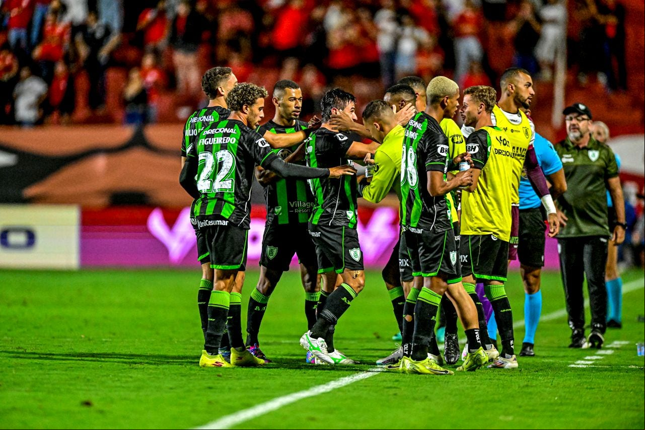 Jogadores do AMérica comemoram gol contra o Vila Nova-Go, pela Série B