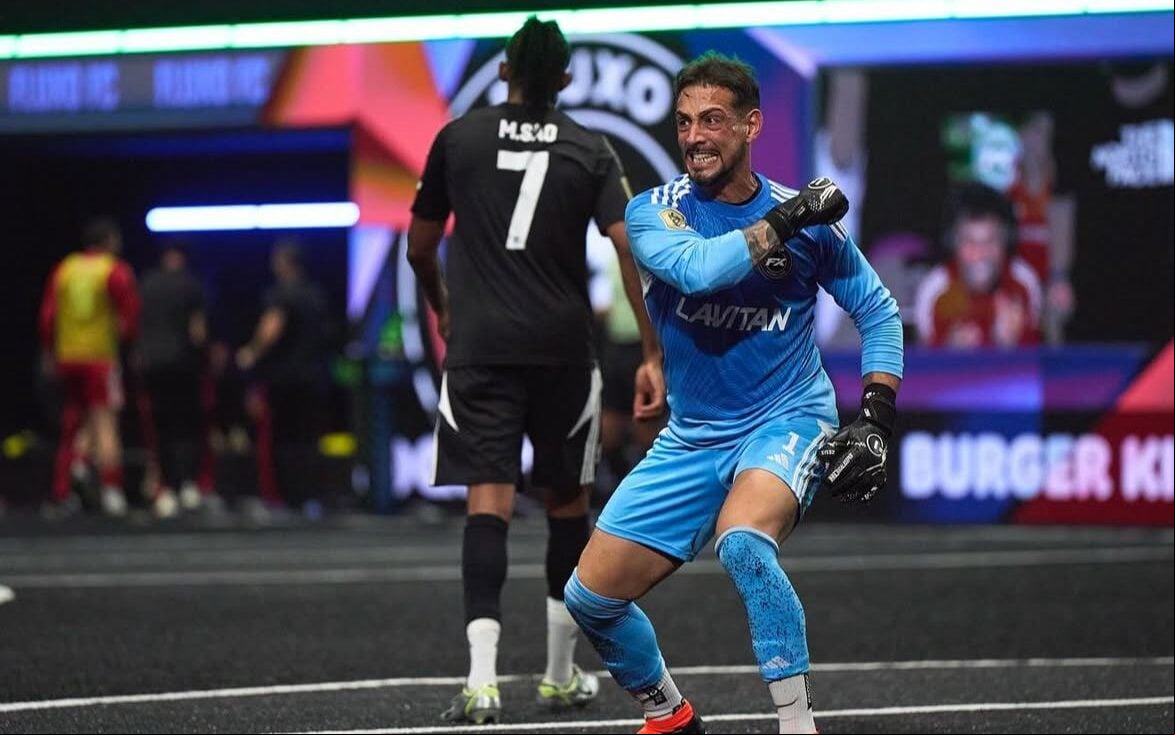 Goleiro do Fluxo comemora defesa em partida do Mundial da Kings League (Reprodução/fluxo_fut7)